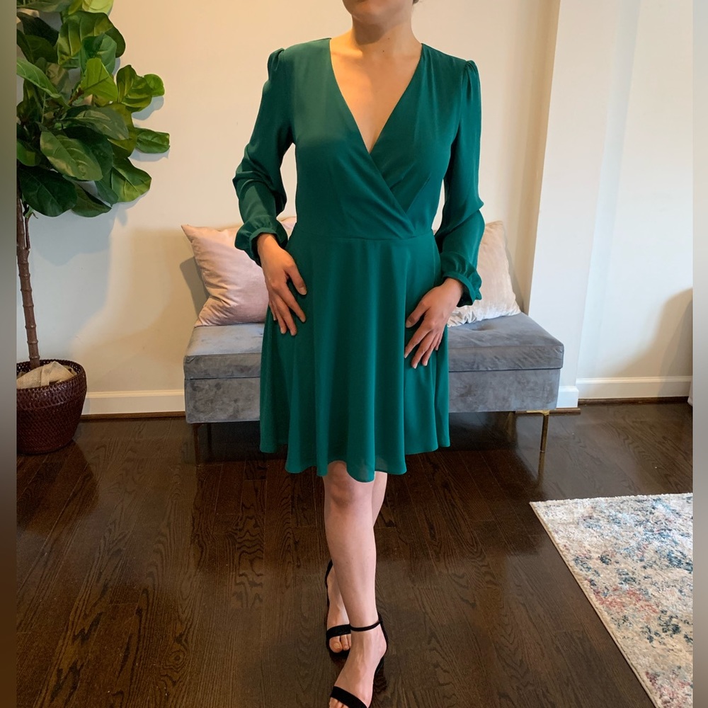 Express green dress. Long sleeve, above the knee. Size M. Excellent condition.